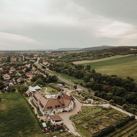 Fiastyuk Udvarhaz Csor Exterior foto