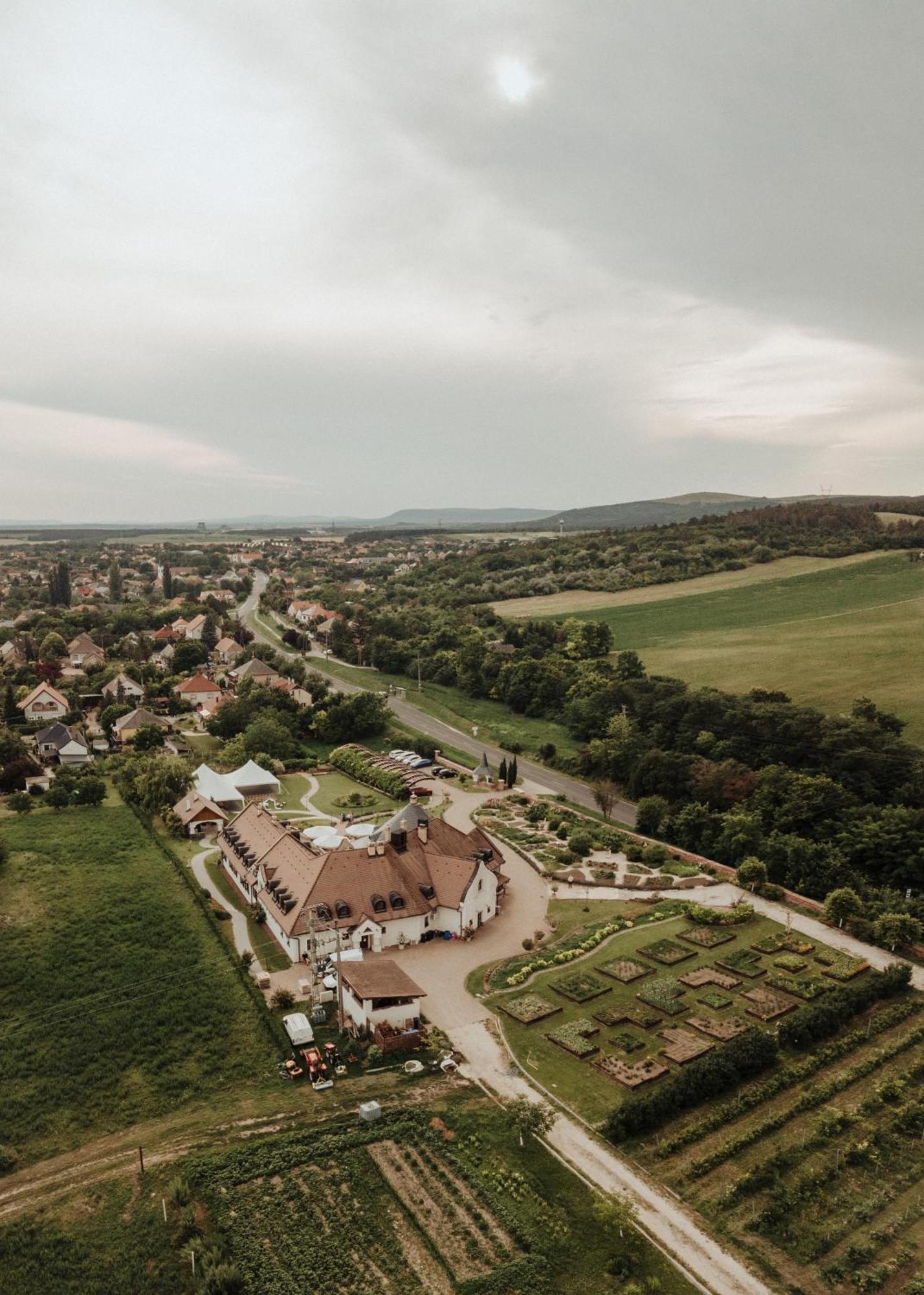 Fiastyuk Udvarhaz Csor Exterior foto